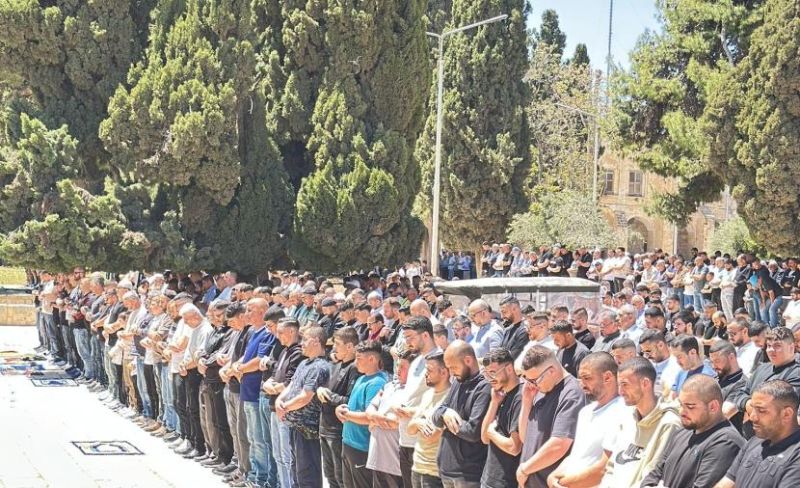 آلاف المصلين يؤدون صلاة الجمعة في الأقصى