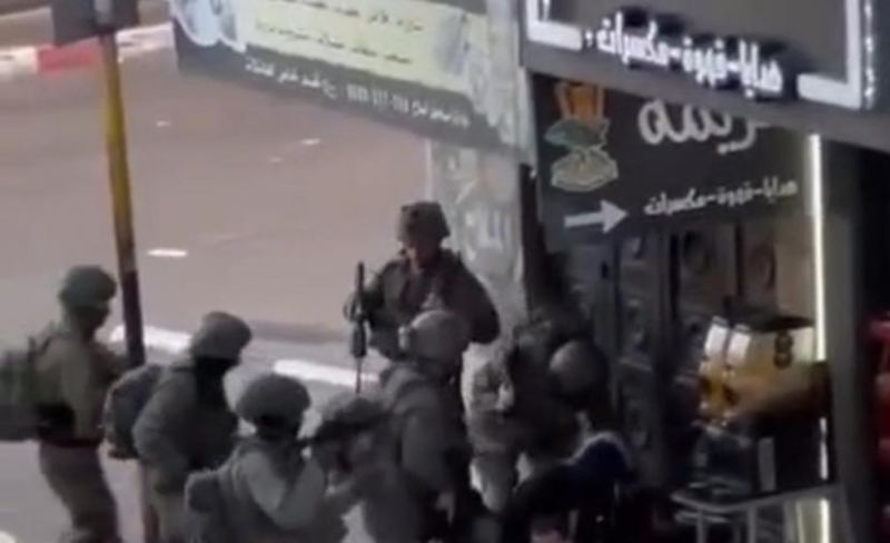 الاحتلال يحتجز عددًا من الشبان بالخليل وينكل بهم