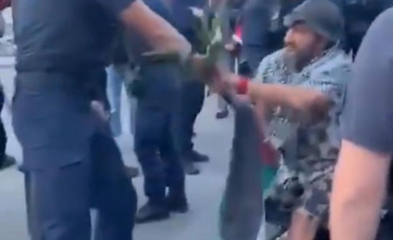 الشرطة الفرنسية تعتقل مقعدًا لرفعه العلم الفلسطيني