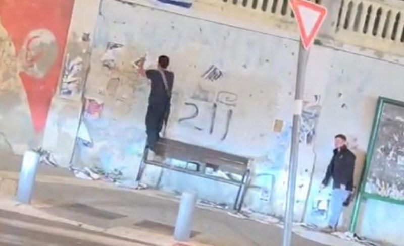مستوطنون يمزقون صور شهداء من غزة على جدران بيافا