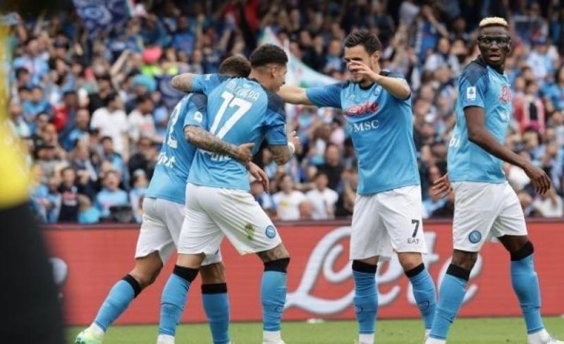 "نابولي" يتعادل مع "كومو" ويؤجل حسم لقب الدوري الإيطالي