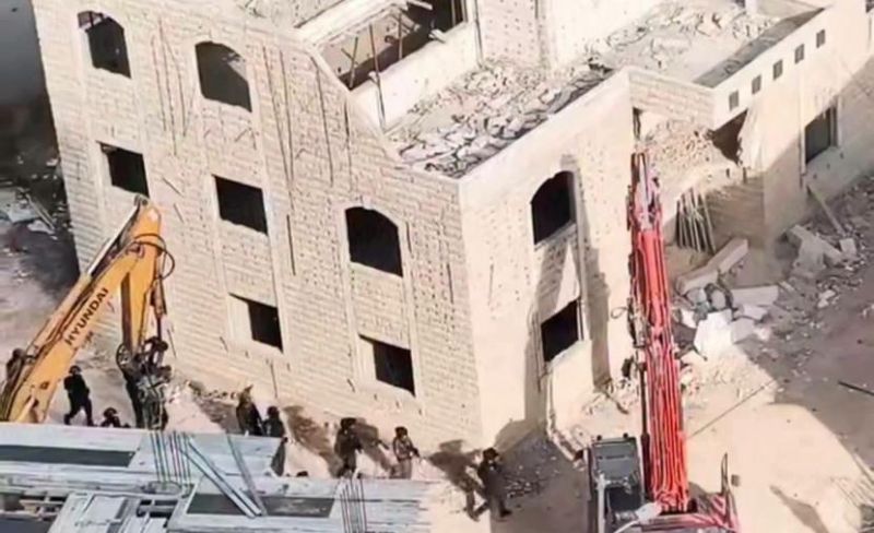الاحتلال يهدم منزلًا وبناية في كفر عقب شمالي القدس