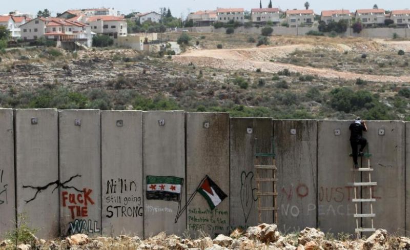إصابة شاب جراء سقوطه عن جدار الفصل شمالي القدس