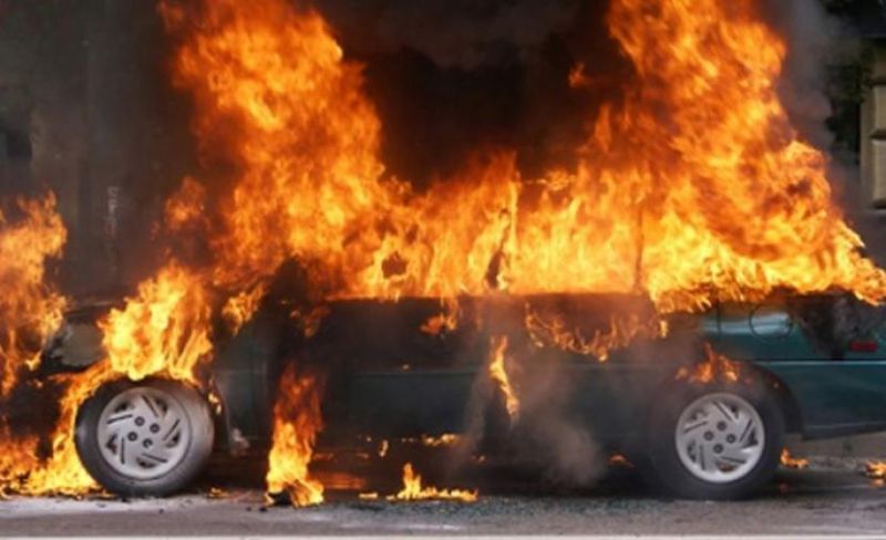 مستوطنون يحرقون مركبة شمال غرب نابلس والاحتلال يعتقل 4 مواطنين من المدينة