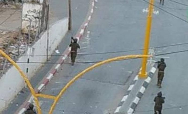 إصابة شابين برصاص الاحتلال واعتقال ثلاثة آخرين في مخيم الفوار