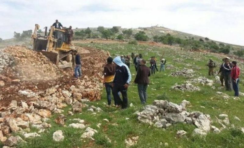 مستوطنون يشرعون بشق طريق استيطاني في الجعبة جنوب بيت لحم