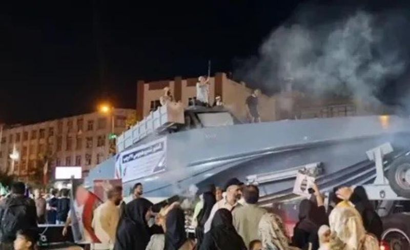 الثوري الإيراني يكشف عن زورق جديد يحمل صواريخ بحرية