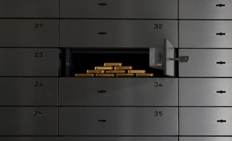 الذهب يهبط مع صعود النفط والدولار بفعل تجدد اشتباكات طهران وواشنطن