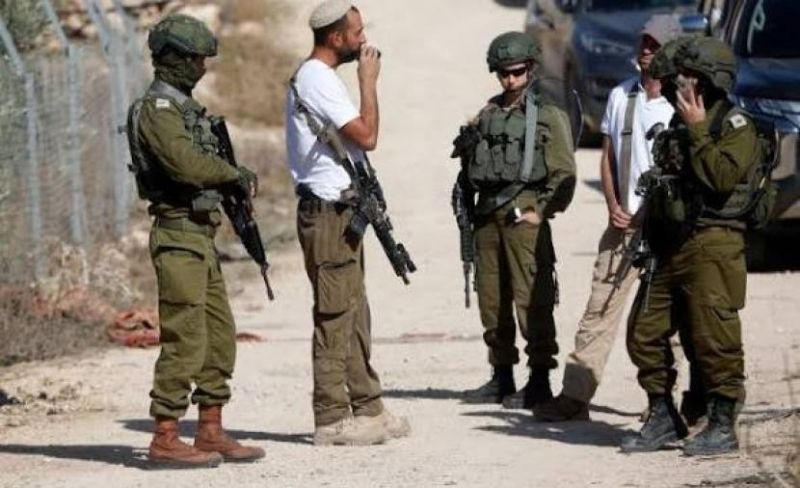 تصاعد اعتداءات المستوطنين.. اعتقال 11 مواطنًا بهجمات على المنازل وحرق أراض