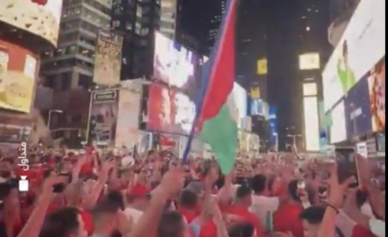 جمهور المنتخب المغربي يرفع علم فلسطين بمدرجات كأس العالم