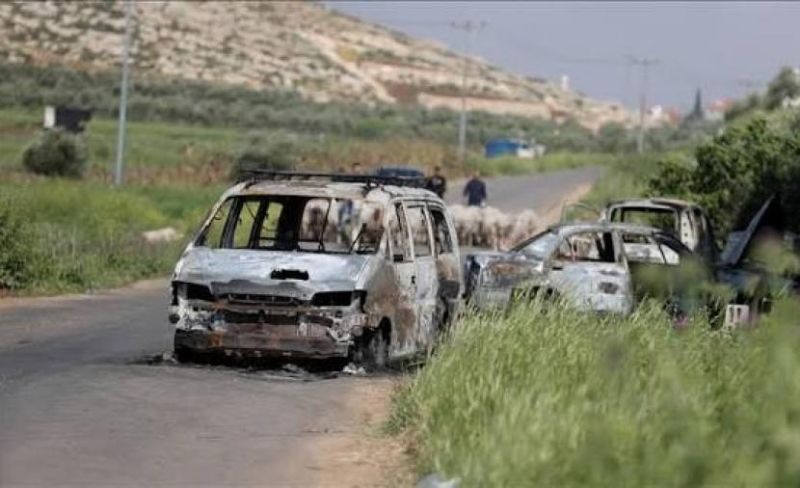 مستوطنون يحرقون أراضي ومركبات في قرية جيت شرق قلقيلية