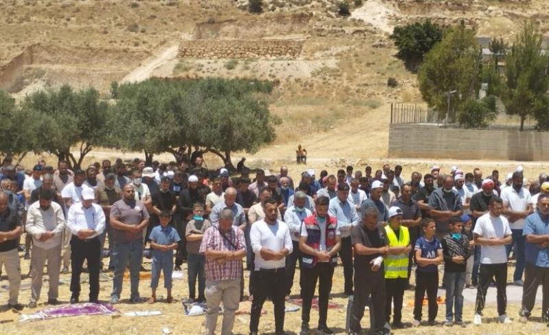المئات يؤدون الجمعة بأراضيهم المهددة بالمصادرة في إذنا ودورا