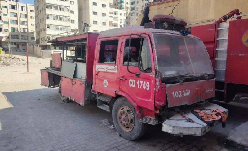 الدفاع المدني بغزة يناشد بتدخل دولي لإصلاح مركباته المتعطلة بمركز الرمال