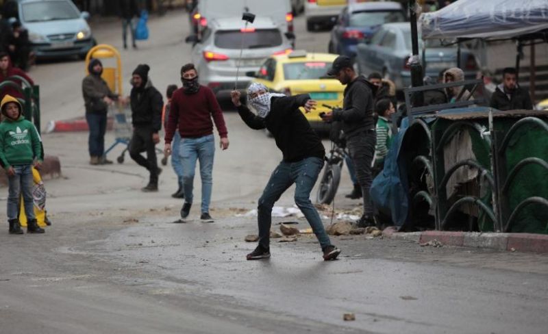 اندلاع مواجهات مع قوات الاحتلال بمخيم العروب