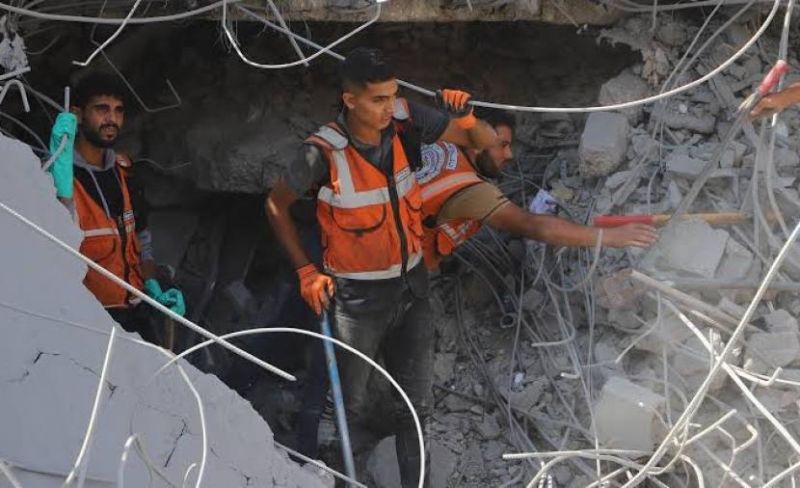 الدفاع المدني ينتشل جثامين 5 شهداء من تحت أنقاض منزل بغزة