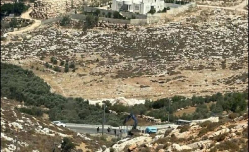 الاحتلال يضع مكعبات إسمنتية شمال غربي القدس تمهيدًا لتركيب بوابة عسكرية