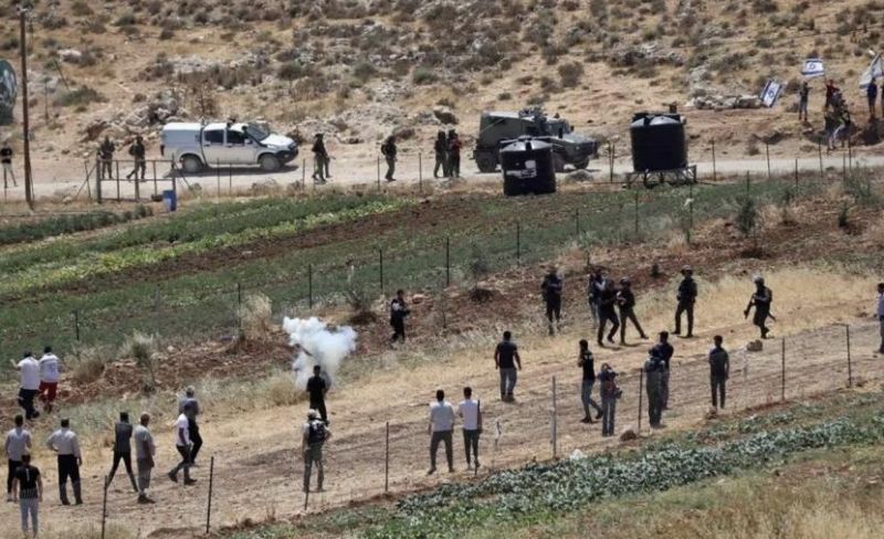مستوطنون يهاجمون مواطنين ومتضامنين أجانب جنوب نابلس