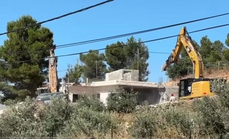 الاحتلال يهدم منزلين في الخليل