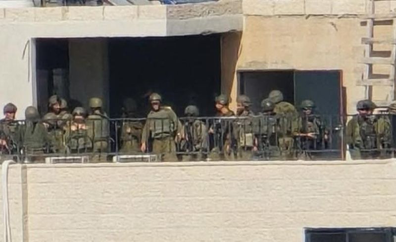 قوات الاحتلال تقتحم حي سطح مرحبا وتعتلي سطح بناية