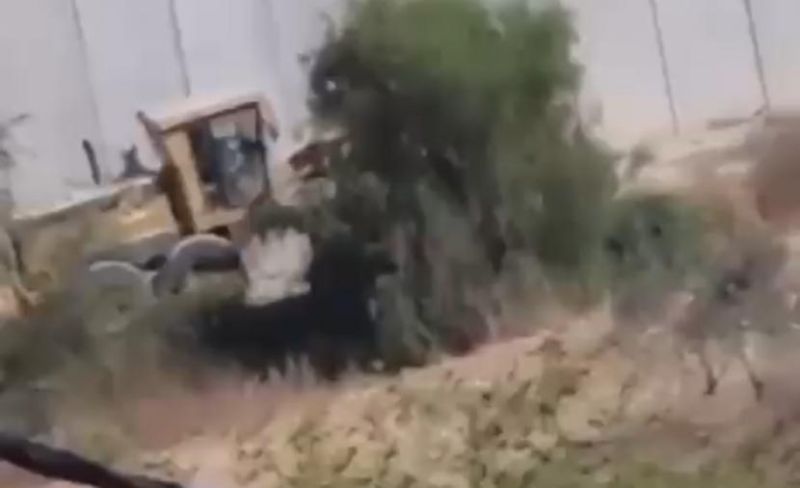 الاحتلال يشق طريقًا استيطانيًا جنوب الخليل