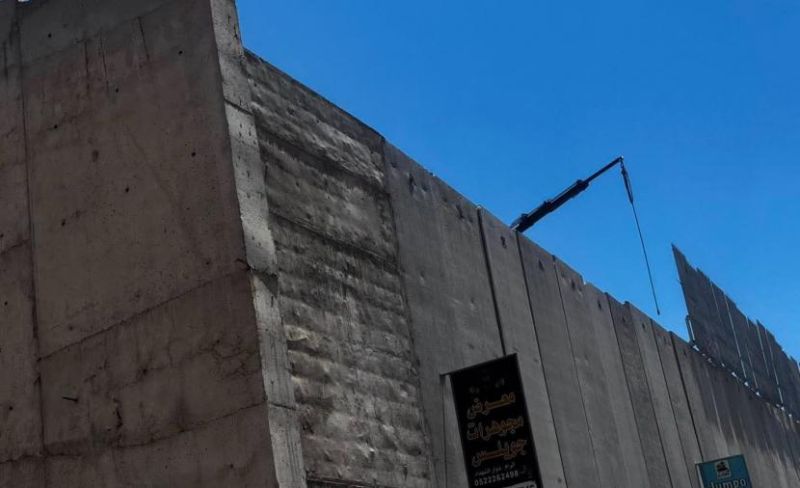 الاحتلال يُركب سياجًا حديديًا فوق جدار الفصل ببلدة الرام
