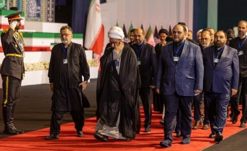 وفد قيادي من حماس يشارك في مراسم تشييع الشهيد علي خامنئي بطهران