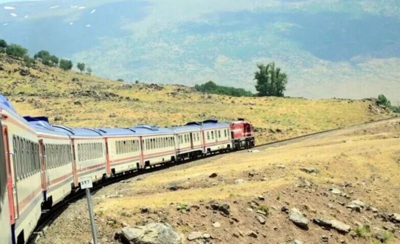 الخارجية الإيرانية: استهداف السكك الحديدية جرائم حرب