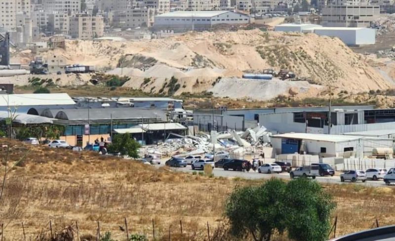 الاحتلال يهدم مغسلة مركبات ومزرعتين في رافات بالقدس