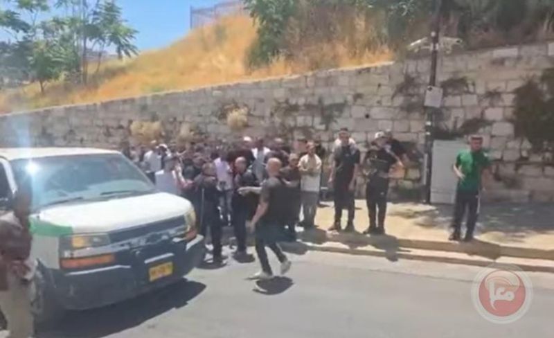 الاحتلال يعتدي على المشاركين بجنازة شاب في القدس