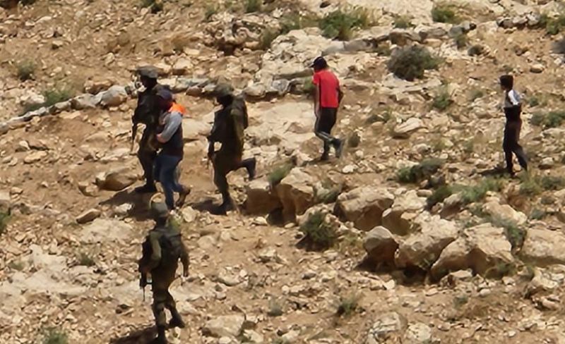 مستوطنون يحتجزون مركبة وأكثر من 10 شبان جنوب نابلس