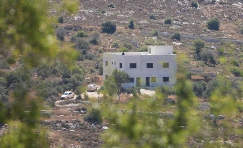 مستوطنون يهجرون عائلة من منزلها في نابلس ويستولون عليه