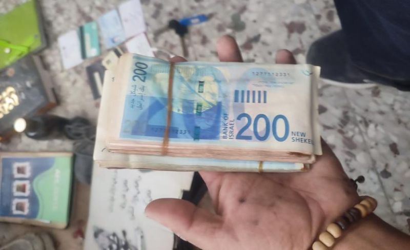 الدفاع المدني يعثر على مال وذهب خلال انتشال شهداء جنوبي غزة