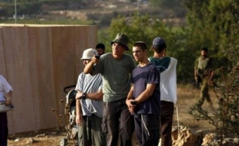 حصار وعربدة.. المستوطنون يقطعون المياه عن الأغوار ويهاجمون عدة بلدات بالضفة والقدس