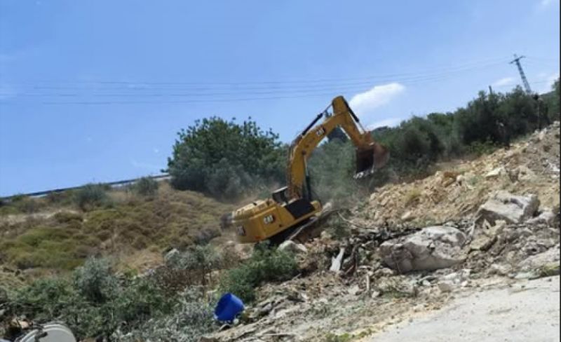 الاحتلال يقتلع أشجار زيتون من أراضي مادما بنابلس