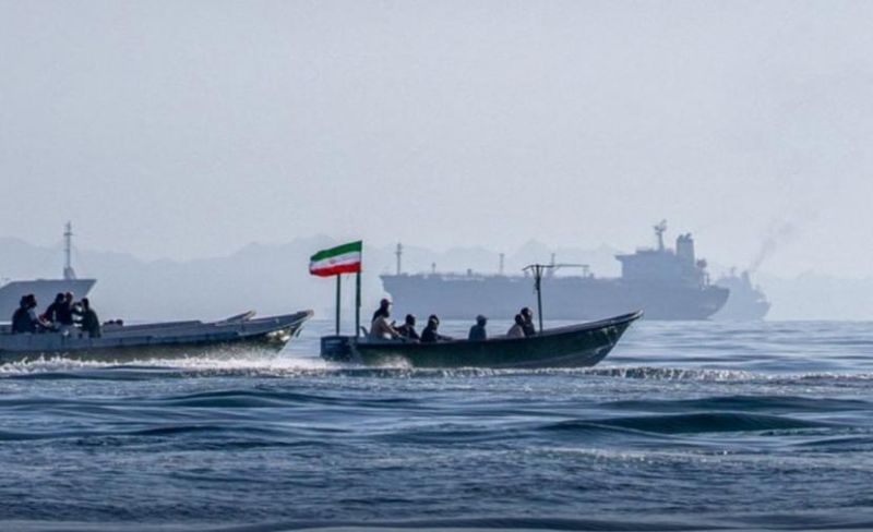 إيران تحذر من أي تحرك عسكري بمضيق هرمز وتؤكد: الدول الساحلية مسؤولة عن أمنه