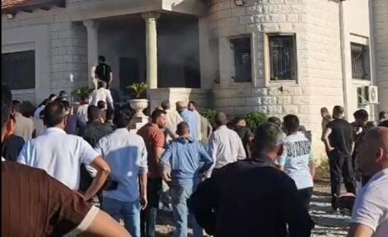 مستوطنون يحرقون منزلًا وأراضي بهجوم على قرية تل جنوب نابلس