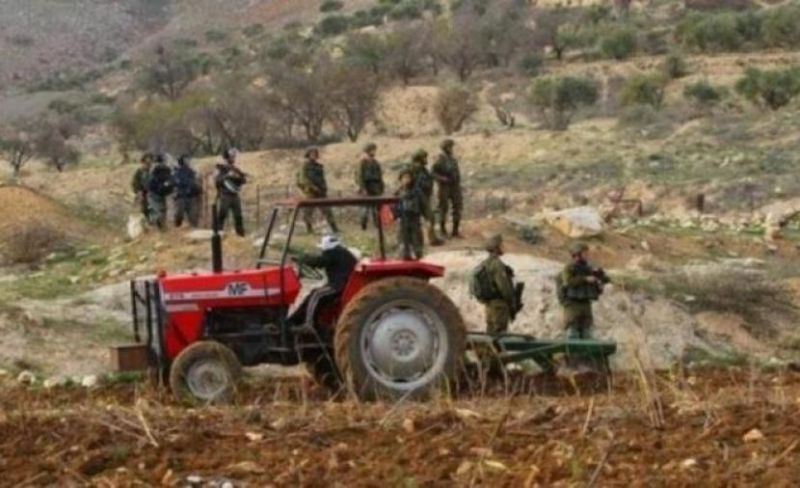 الاحتلال يستولي على جرار زراعي في سنجل برام الله ويعتدي على صاحبه