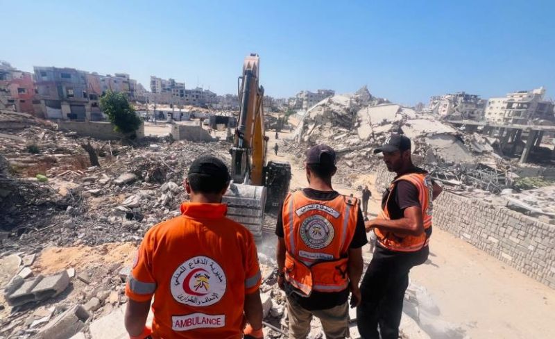 الدفاع المدني بغزة يعاين 8 منازل مدمرة تضم رفات نحو 170 شهيدًا استعدادًا لانتشالهم