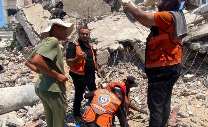 الدفاع المدني ينتشل جثامين ورفات 19 شهيدًا من تحت أنقاض منزل مدمر بغزة