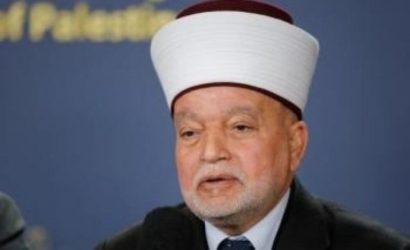 الاحتلال يُجدد إبعاد مفتي القدس عن الأقصى 6 أشهر