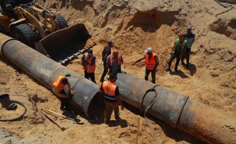 بلدية غزة تواصل إعادة تأهيل خط الصرف الصحي في الشيخ عجلين