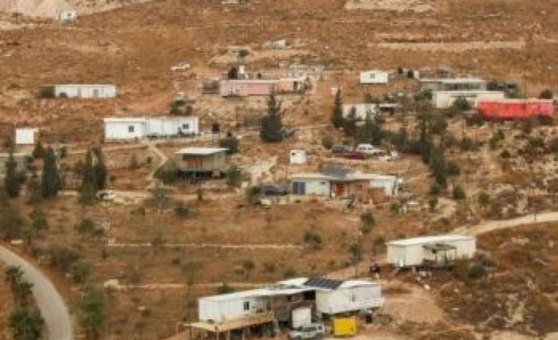 مستوطنون يقيمون بؤرة استيطانية ويعتدون على مدير مدرسة ويهددونه بالقتل بالضفة