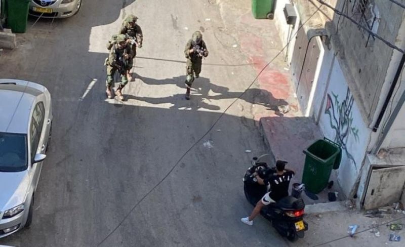 نادي الأسير: الاحتلال يعتقل ويحقق ميدانيًا مع 60 مواطنًا من مخيم قلنديا