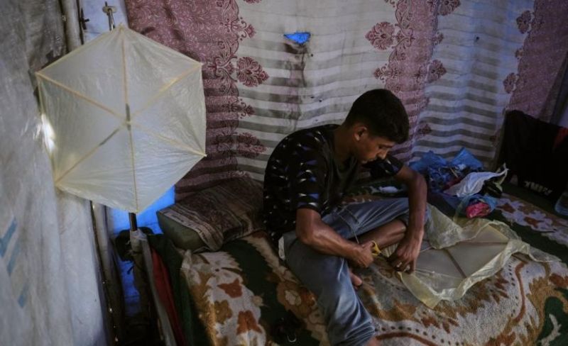 طائرات الأطفال الورقية تتحوّل إلى مصدر خوف في غزة
