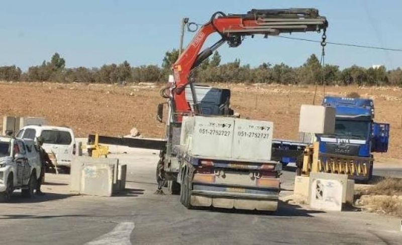 تكثيف عسكري.. الاحتلال يغلق طرقاً بالبوابات الحديدية في الخليل