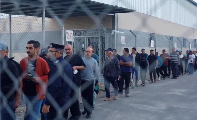 "نتنياهو" يصدّق على استقدام 50 ألف عامل أجنبي بدلًا عن الفلسطينيين