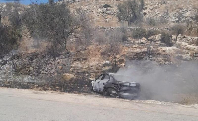 قوات الاحتلال تشعل النيران في مركبة مواطن غرب رام الله