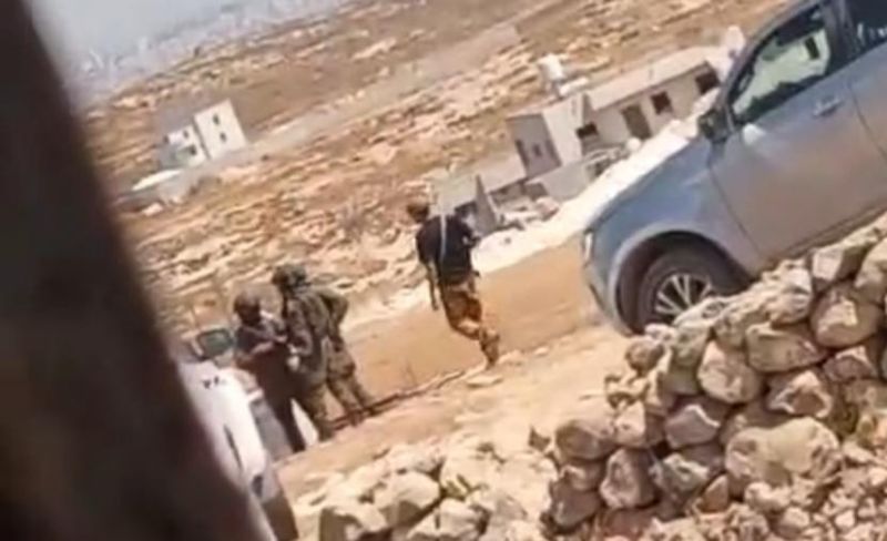 الاحتلال يداهم منزلًا ويعتقل عددًا من العمال جنوب الخليل