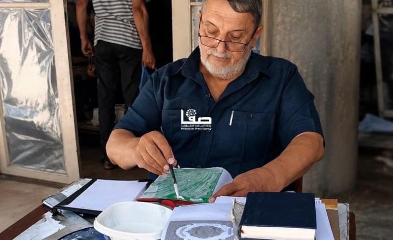 "إسرائيل" تمنعها وتُحرقها.. "جميل مقداد" يلمس روح غزة بترميم مصاحفها