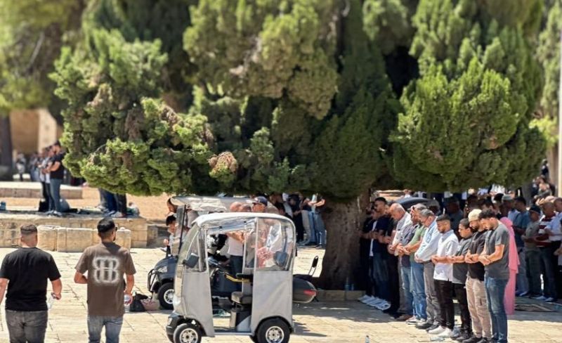 عشرات الآلاف يؤدون صلاة الجمعة في المسجد الأقصى
